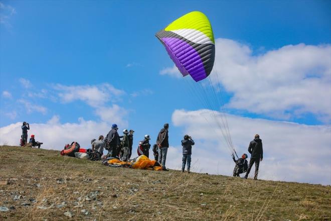 Trk Hava Kurumu Van ubesi'nce dzenlenen etkinlie katlan 35 parat, Artos Da eteklerinden havalanarak Van semalarn renklendirdi.
