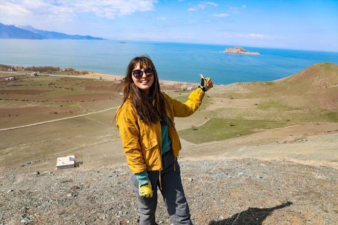 "AKDAMAR ADASI'NA KARI UMAK OK ELENCEL"    Bir yldr profesyonel olarak yama parat yaptn belirten Betl Yakmaz ise "Bir kadn olarak bu sporu yaptm iin ok mutluyum. zellikle Van Gl ve Akdamar Adas'na kar umak ok elenceliydi. Herkesi buraya, davet ediyoruz. Van Gl semalarnda bu sporu yapmak bir ayrcalk" eklinde konutu.