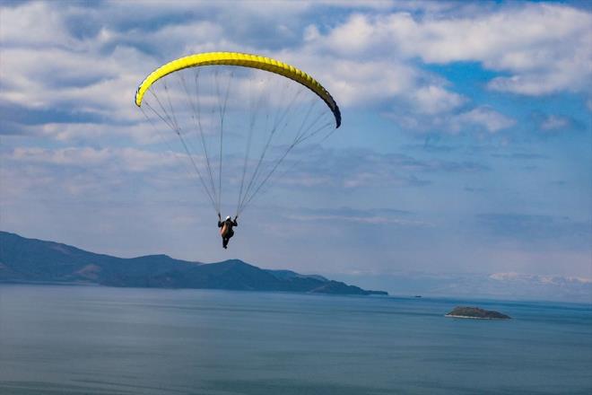 Furkan Bar da "Yzlerce metre ykseklikte, karmzda gl mthi manzara sunuyor. Bu manzara eliinde umak harika bir duygu" dedi.