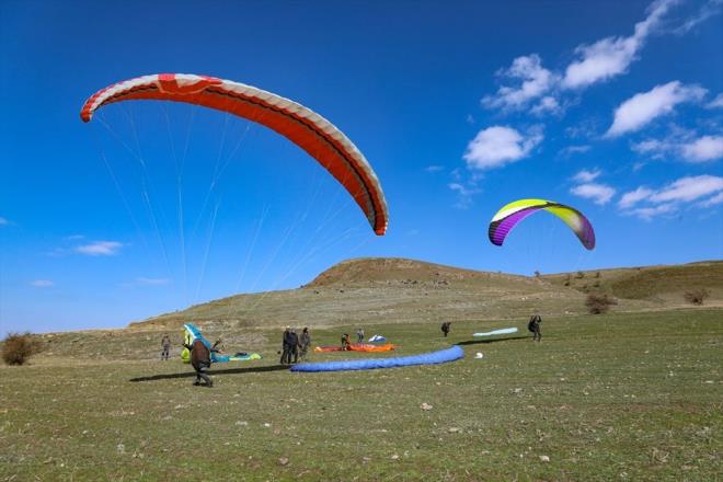 ni yaplan zeminin doal imle kapl olmas ve rzgarn elverili olmasn frsat bilen adrenalin tutkunlar, yzlerce metre ykseklikte gzel manzarann tadn karyor.
