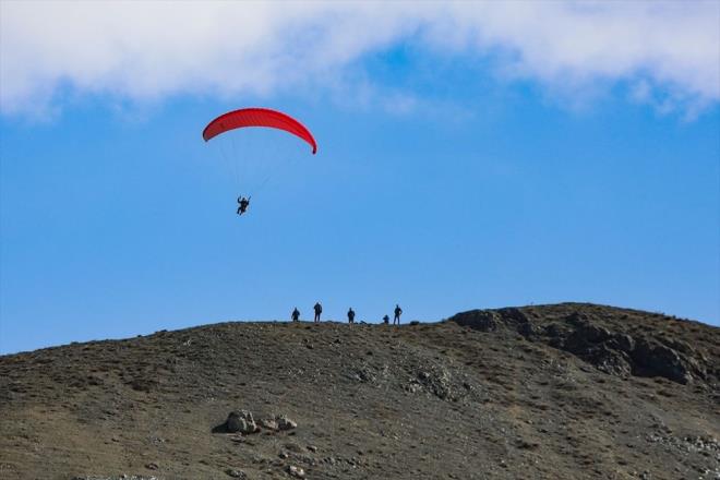 "BLGENN CORAFYASI YAMA PARAT N OK UYGUN"    Sportif Havaclk Kulb Bakan lhan Gezgen, Van Gl koylarnda yama parat iin ok uygun parkurlarn olduunu syledi.    Doa harikas blgenin parat tutkunlarn cezbettiini anlatan Gezgen, unlar kaydetti:    "18 yldr profesyonel olarak yama parat yapyorum. Van Gl kylarnda bu tr etkinlikleri gerekletiriyoruz. Van Gl'nn masmavi suyu zerinde gerekletirdiimiz uular, ok keyifli. Grsel len sunuyor. Farkl illerden birok pilot arkadamz umak iin buraya geliyor. Bu da Van'n tantmna nemli katk sunuyor. Yama tutkunu herkesi Van'a bekliyoruz"