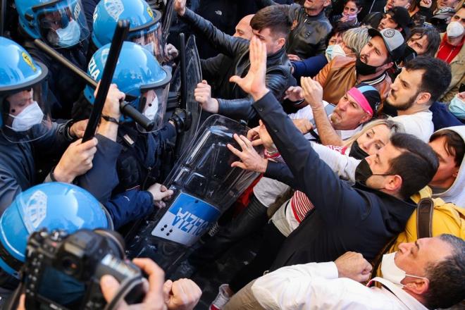 talya'daki Mario Draghi liderliindeki hkmet, vakalardaki artlar sebebiyle salgn tedbirlerini maysa kadar uzatarak sz konusu iletmelerin de bu sre boyunca kapal kalmas ynnde karar almt.