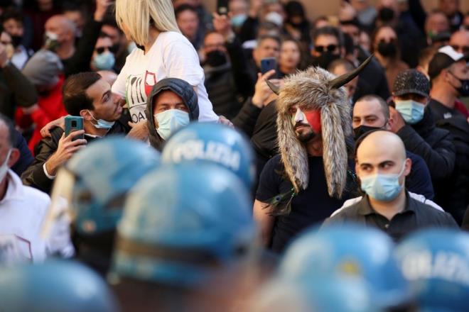 Baz gstericiler, talya'nn Avrupa Birlii'nden (AB) ayrlmas anlamna gelen "Italexit" bayraklar tarken, baz gstericilerin ise ABD'de 6 Ocak'taki Kongre binas basknn gerekletirenlere benzer ilgin boynuzlu kyafetlerden giyerek protestoya gelmesi dikkati ekti.