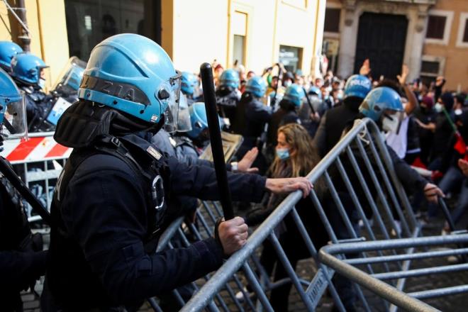 Youn gvenlik nlemleri eliinde gerekleen protesto srasnda zaman zaman tansiyon ykseldi ve gstericilerle gvenlik gleri arasnda arbede yaand.