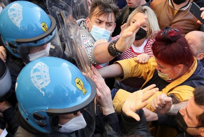 Bakent dnda baz gstericiler, Napoli-Roma otoyolunu Caserta mevkisinde trafie kapatarak eylem yaparken, Milano'da da kk iletme sahiplerinin protestolar dzenledii basna yansd.
