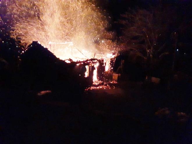 Yangnn fark eden mahalleli, itfaiyeye haber verdi.