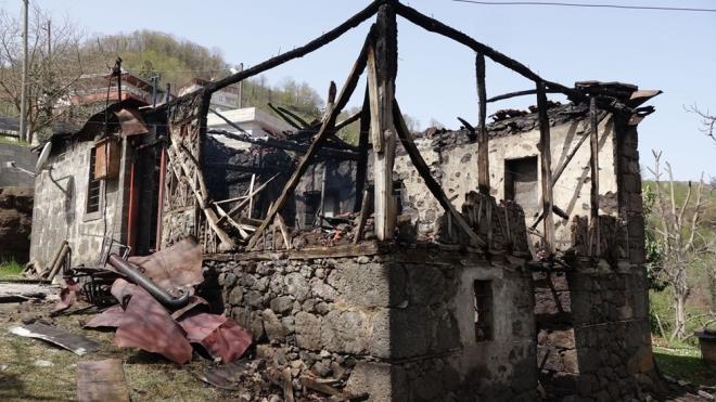KIZI KALP KRZ GERD  le merkezinde oturan Hikmet lken?in kz Aye lken, yangn haber alnca mahalleye gitmek iin taksiyle yola kt. lken, telefonla arayp ulaamad babasnn evde olduunu dncesiyle yolda fenalat.