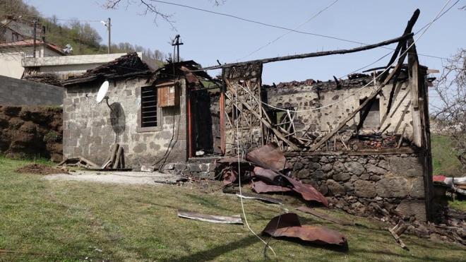 Trabzon Bykehir Belediyesi?ne bal Beikdz ve Vakfkebir tfaiye Grup Amirlii ekipleri, yangna mdahale etti. Ksa srede sndrlen yangnda evde byk apl hasar olutu. tfaiye ekipleri evde kimsenin bulunmadn tespit etti.