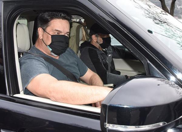 Annesinin evine giderken objektiflere taklan 52 yandaki ovmen, "Durabilecek yerimiz olsa durur konuurdum. Trafikte yakaladnz" diyerek gazetecilere takld.