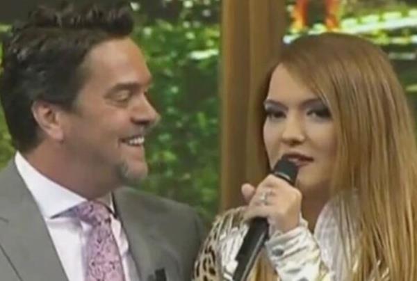 Gemi dnemde Beyaz ile Avrupa turnesindeki bir ansn paylaan 48 yandaki popu, daha sonra "Ben de fena gmdm Beyaz'" szleriyle dikkat ekmiti.