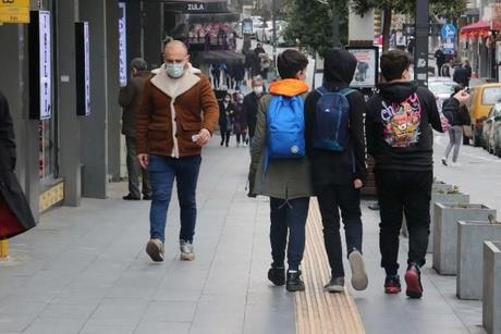 Milliyet gazetesinden Mert nan'n haberinde grlerine yer verilen stanbul Aile Hekimleri Dernei Bakan Yardmcs Dr. Mustafa Tamur, hem elde edilen verileri hem de stanbul?un Covid-19 karnesi iin unlar syledi: ?Hayat Eve Sar uygulamasndaki renk skalasn piksel bazl olarak saysal veriye dntrdk. Sahadan elde edilen verilerle, piksel bazl renk skalasndaki saysal verileri birbiriyle karlatrdmz zel bir algoritma sayesinde vaka art oranlarn yzde 99 doruluk pay ile yaynladk. Hayat Eve Sar uygulamas gibi oluturduumuz veri seti de srekli yenileniyor. Buna gre stanbul?daki krmz ve sar alan younluu son bir haftada yzde 25.7 artt.