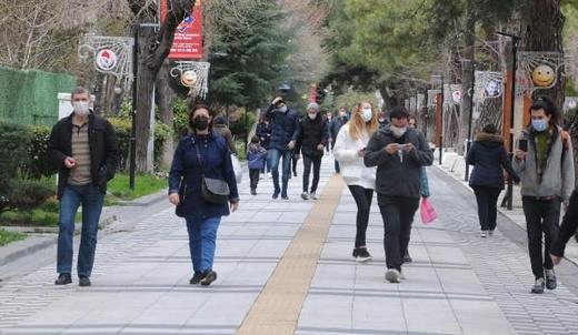 Tamur, ?Bir aile hekimine 20 pozitif vaka oran sz konusu. Bu rakama hastanede yatan vakalar dahil deil. stanbul genelinde tespit edilebilen vaka oran 10 bin civarnda. Ancak salgnlarda bir vakaya, 8 kayp vaka hesaplamas baz alnr. En dk hzla seyreden salgnda bile 1 hastaya karn 5 tespit edilemeyen enfekte hasta vardr. ngiltere, Brezilya ve Afrika varyantn yaylm hzn gz nne aldmzda stanbul?da u an iin 100 bine yakn aktif vaka olduunu syleyebiliriz? dedi.