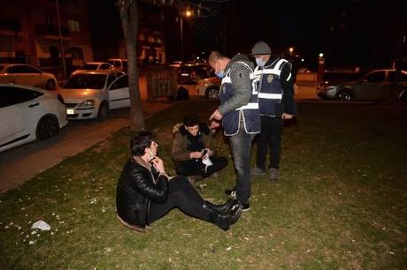 PCR testi negatif olup akcier tomografisi ve tetkiklerde Covid-19 tehisi konulan baz hastalar kayt sisteminde yaanan bir takm sorunlardan tr karantina listesine dmemi olabiliyor. Alt gelir grubu srekli ie gidip geldiinden hareket halindeler. Bu ekilde devam edilmesi durumunda virsn bulamad kimse kalmayacak. Hi olmad kadar yksek vaka art oranlar sz konusu.?