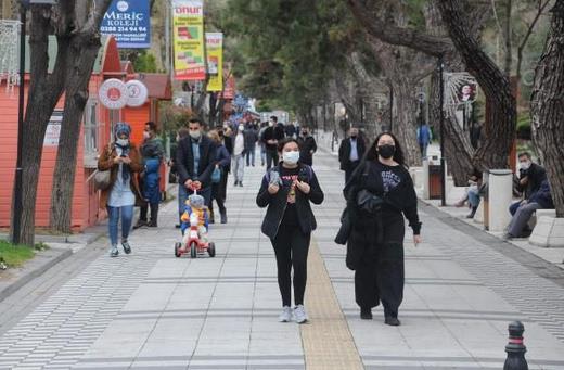 stanbul Aile Hekimleri Dernei Bilim Komisyonu yeleri, "Hayat Eve Sar (HES)" uygulamasndaki renk skalasn, piksel bazl olarak zel bir algoritma ile saysal veriye dkerek, kent genelindeki 4700 aile hekimindeki verilerle bir araya getirdi. Doruluk paynn yzde 99 olarak saptand verilere gre stanbul?daki krmz ve sar alan younluu son bir haftada yzde 25.7 artt.
