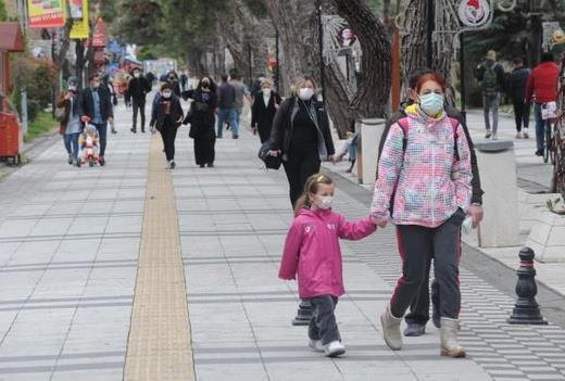 10 Mart?tan 4 Nisan?a uzanan srete srasyla Baclar, Gaziosmanpaa, Bahelievler, Bayrampaa, Kathane, Gngren, skdar, Kadky, mraniye, Kkekmece, Kartal, Zeytinburnu, Esenyurt, Maltepe, Sancaktepe, vaka art orannn en yksek olduu ileler olarak saptand. En dk vaka art oran ise Adalar, Silivri ve ile olarak tespit edildi. Ancak buna ramen Adalar ilesinde bile son bir haftadaki vaka art oran yzde 211 olarak saptand. Durum hi iyiye gitmiyor.