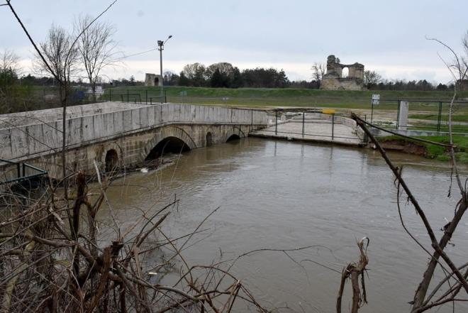 Edirne ve Bulgaristan'da yaanan son yalarla birlikte debisi bir haftada 4 kat artarak 78/metrekp saniyeye ykselen Tunca Nehri'nde, sar alarm verildi.