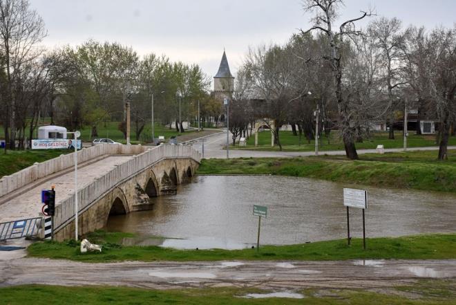 Nehir, Tunca Kpr'nn bulunduu blge ve Sarayii kesiminde yer yatandan tama noktasna geldii grld.