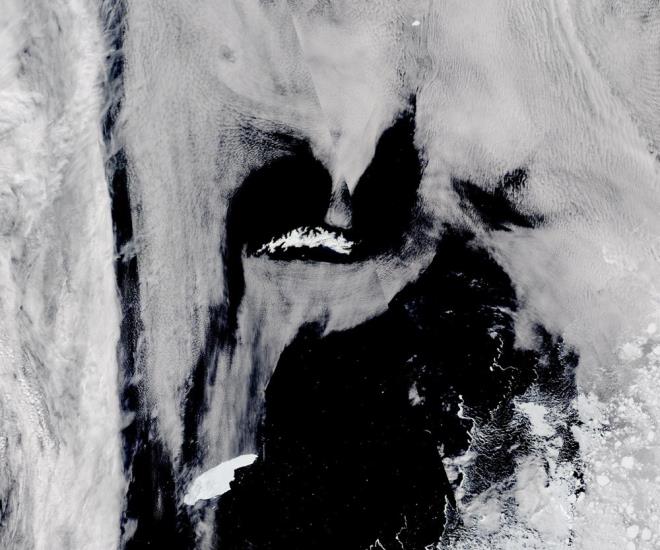 LARSEN C KRTK DURUMDA    Aratrmaclar ayrca, 2017'de A68 buzdan oluturmak iin blnen yarmadada kalan en byk buz tabakas olan Larsen C'yi  zellikle tehdit altnda olacak drt buz sahasndan biri olarak tanmlad. kilm deiiklii tehdidiyle kar karya olan dier buz raflarnn ise Shackleton, Pine Island ve Wilkins olduunu belirtildi.