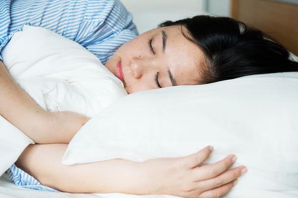 Dzenli ve kaliteli uyuyun: Uykusuzluk yaayan veya uyku bozukluu olan kiilerin baklk sistemleri de olumsuz etkilenmektedir. Dzensiz ve az uyku bakl zayflatarak enfeksiyonlara davetiye karmaktadr. Uyku sresinin ve uyku dzeninin salanmas salkl bir baklk sistemi iin ok nemlidir. Uyku, bedenin ve beynin dinlenme srecidir. Belirli bir sre ve belirli periyotlarla yaplmak zorundadr. Kii iyi ve kaliteli uyku uyuyabiliyorsa vcut dinlenir, daha direnli ve gl olur.