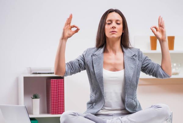 Stres ynetimi yapn: mmn sistemin salkl olarak alabilmesi iin kronik ve youn stresten kanmak veya en azndan minimuma indirgemek ok nemlidir. Kronik stres, vcudu baklk sistemini bask altna alan stres hormonlarna maruz brakmaktadr. Bu konuda herkesin yapmas gerekenler ve yapabilecekleri birbirinden ok farkldr ancak kii elinden geldiince stresle ba etme ve ynetme adna stratejiler gelitirmelidir. Eer bu bireysel anlamda baarlamyorsa psikiyatrist veya psikologlardan profesyonel destek alnmasnda fayda vardr.