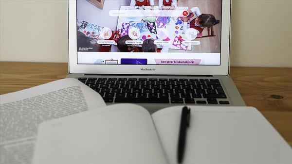 Ankara'da, l Umumi Hfzsshha Kurulu karar ile 5, 6, 7 ile lise hazrlk 9, 10, 11'nci snflarda tam zamanl uzaktan eitime geildi.