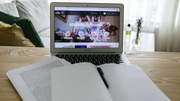 Karabk'n Eskipazar ilesindeki bir ortaokulda, yeni tip koronavirs (Kovid-19) vakalarnn grlmesi zerine uzaktan eitime geildi.