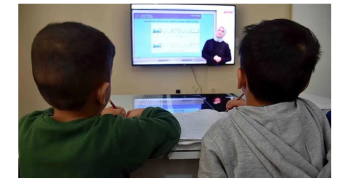 Kademeli normalleme ile rehavetin artmas, kurallara riayet edilmemesi nedeniyle vaka says 55 bini at. Trkiye genelinde ok riskli iller kategorisine gemeyen il neredeyse kalmad. ller Hfzsshha Kurulu kararlar ile yz yze eitime ara verilmeye baland.