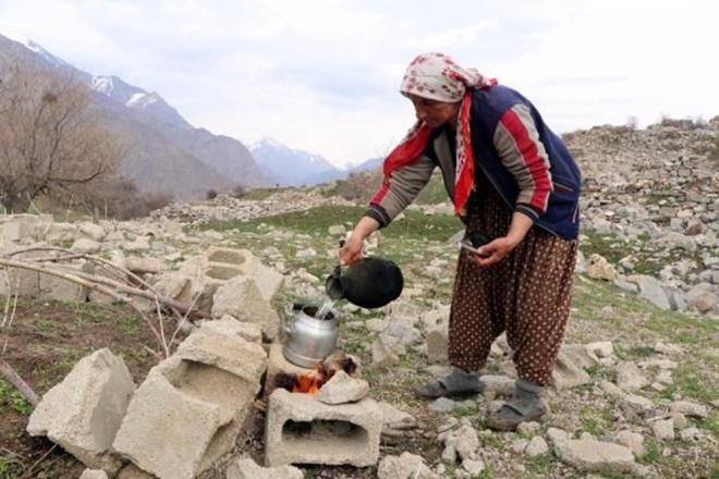 atak ilesine 42 kilometre uzaklkta, Van, Siirt ve Hakkari illerinin snrn belirleyen Kato Da eteklerindeki 50 haneli vecek Mahallesi, 1995 ylnda gvenlik nedeniyle boaltld. Mahallede oturan 7 ocuklu Aye ve Dervi Muhan ifti de Van?a yerleti.
