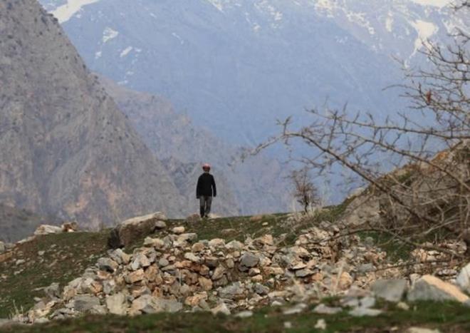 Burada i imkn bulamayan Dervi Muhan, ailesiyle birlikte Trkiye'nin farkl illerine gitti. Memleket zlemi eken aile, yllar sonra tekrar Van?a dnd. Bir sre kent merkezinde yaayan Aye ve Dervi Muhan ifti, 11 yl nce, bir zamanlar boaltmak zorunda kaldklar mahalleye yerleme karar ald.