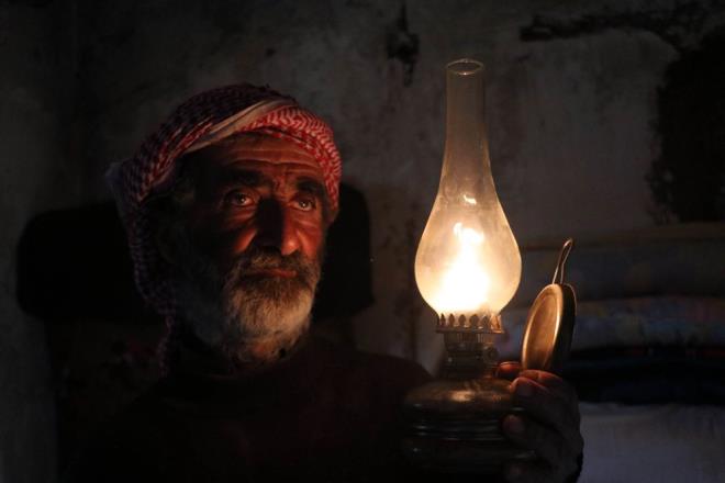 Bykehir yasasyla mahalleye dntrlen kyde yllardr bir ksm yaknlarna ait olan koyun ve keileri otlatan Muhan ifti, elektrik olmad iin gaz lambasyla evi aydnlatyor, pille alan bir el radyosuyla dnyadan haber alyor.