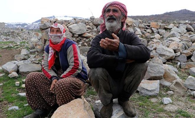 Van'da terr sebebiyle 11 sene nce boaltlan mahallelerine geri dnen 56 yandaki Dervi Muhan ve 52 yandaki ei Aye Muhan, bir blm yklan okul binasnda tek balarna yaamlarn srdryor.