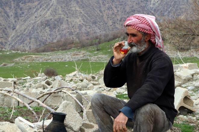 Hayvanlarndan elde ettikleri et ve st rnlerini tketerek yaamlarn srdrdklerini belirten Dervi Muhan, "Siz hogeldiniz. Biz kymzdeyiz. Burada hayvanlara bakyoruz. Biz yaznda knda burdayz. Elektrik yok. Burada kyde virs yok. ehirde var ama burada yok. Hi maske takmadk. Burada hastalk yok" dedi.