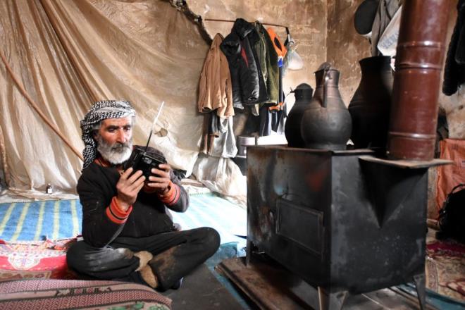 Evdeki sobann zerinde yemeklerini piiren ifti, koronavirs dneminde u ana kadar hi maske takmadklarn syledi.