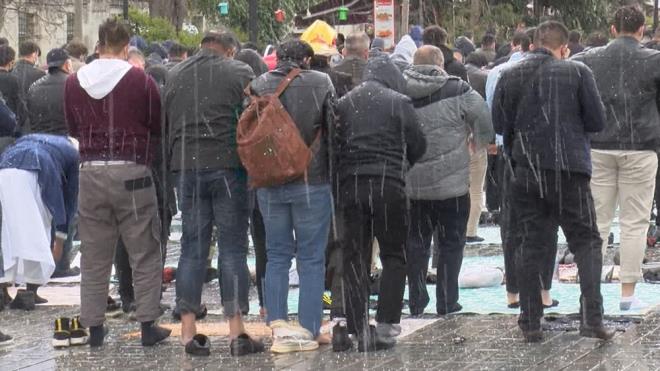 AYASOFYA CAM NNDE SULU KAR VE DOLU ALTINDA CUMA NAMAZI  te yandan Ayasofya Camii'ne cuma namaz iin gidenlerden bazlar younluk nedeniyle ieri giremedi.