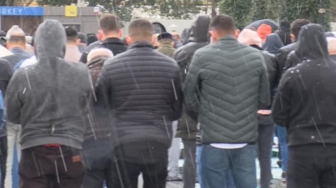 Bu kiiler namazlarn cami nnde ksa sreli yaan dolu ve sulu kar ya altnda kld.