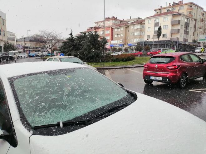 Ataehir'de sulu kar ya aralarn zerini ksa sreli beyaza brd.