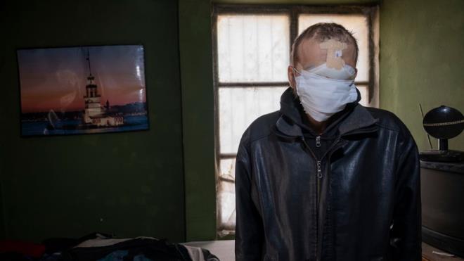 Kalacak yeri olmad iin de engelli maayla tuttuu dkkanda yaadn belirten Ylmaz, u an kendisine 11 yl nce boand ei eyma Bayram ile onun yannda kalan kz Nahide Ylmaz'n yardm ettiini syledi. Ylmaz, ''eyma ile 10 yl evli kaldm. Sonra anlaamadk, boandk. Ama ben sonradan byle hastalannca bana destek oldu. Kzmdan ve ondan baka kimsem de yok. Kzm ok seviyorum, zaten birka sefer intihar etmeye kalktm o zlmesin diye vazgetim'' dedi.