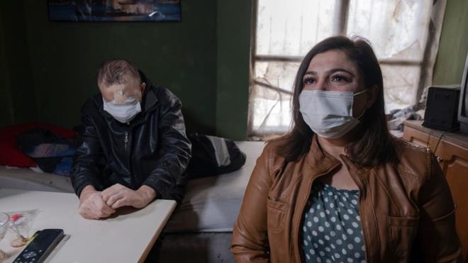 BOANDII ENE YARDIMCI OLUYOR    Einin eski salna kavumas iin yardm isteyen eyma Bayram (36), " Eimden 11 yl nce boandm. Fakat sonradan bu durumunu rendim, ona destek olsun diye kzmla grtrmeye baladm. Sonradan Bahattin gzlerini de kaybetti. Bu sefer de o kzn gremiyor ve zlyor. Manevi olarak destek verebiliyorum. nce Allah'a sonra insanlara saygmz var. O yzden biz ayrlsak bile medeni olarak ocuklarmz anne babasndan ayr tutmamalyz. Kzm, 'Neden kimse yardm etmiyor' diye srekli soruyor'' diye konutu.