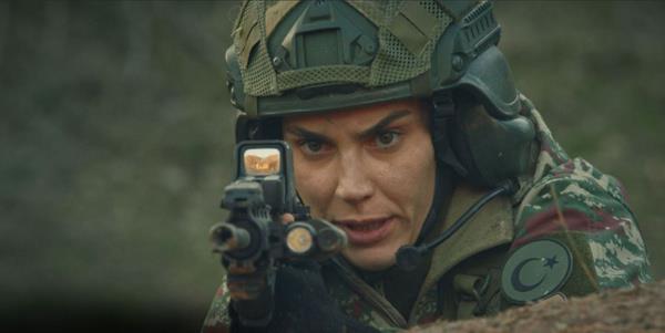 Yeni sezonuyla ekranlara dnen Sava'da Berk Oktay'n ayrlmasnn ardondan diziye Tamer Karadal dahil oldu. Silah arkadalarn ehit eden terristin peine den Kl Timi, yapt operasyonla fitili ateler ve olaylarn seyri hi beklenmedik ekilde gelitii Sava, reytinglerde hsrana urad.  <br>  te cumartesi gn reytingleri.