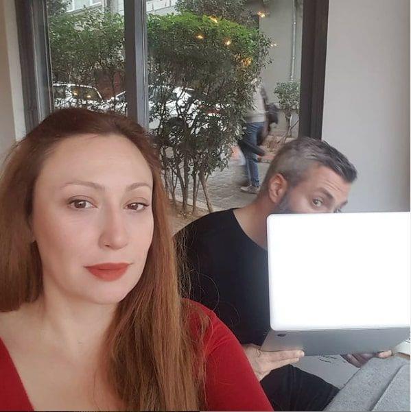 Ebru ahin ve Akn Aknz'nn barollerinde olduu Hercai dizisinde rol aalan Glin antrcolu, babasnn lm haberiyle sarsld. Ac haberi alan oyuncu, zmir'de yaayan babasna son grevini yerine getirmek iin yola kt.