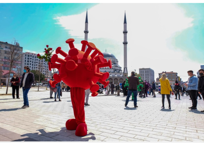 stanbul'da Baclar Belediyesi, son dnemlerde ykselie geen yeni tip corona virs (Covid-19) vakalarnn ardndan salgnn ciddiyetine dikkat ekmek amacyla bir etkinlik dzenledi.