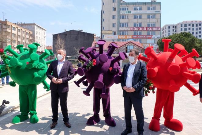 Belediye alanlar, virs kostm giyerek , vatandalara maske, mesafe ve temizlik kurallarn hatrlatarak, kurallara uyanlara gl verilirken, uymayanlara ise krmz kart gsterildi.