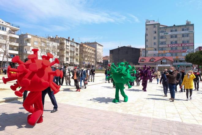 Baclar Belediye Bakan Lokman arc, stanbul'umuz vaka saylarnda ykselmeye devam ediyor ve bunun bir an nce normal standartlara gelmesi en byk arzular olduunu kaydederek, " Aslnda hatalar kiileri balar ama bu toplumu ilgilendiren bir olay, bu sebeple kul hakkna da giriliyor. Kimse kimsenin kul hakkna girmesin, kurallara uyulsun. Maske, mesafe hijyen diyoruz" dedi.