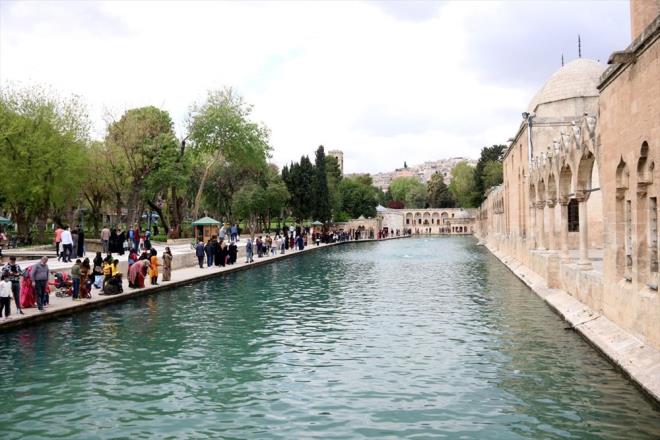 Salgn ncesinde ok sayda yerli ve yabanc turistin ziyaret ettii Balklgl, slam inancna gre ayr bir neme sahip olan recep, aban ve ramazan aylarnda yine ziyaretilerini arlamaya devam ediyor.