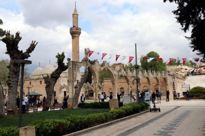 "ENDEYE MAHAL YOK"    Geen yl yaklak 2,5 ay camilerde namaz klnamadn anmsatan Tatan, bu ramazanda ise 5 vakit camilerin ak olacan dile getirdi.    Teravihin camide cemaat ile klnamayacak olmasnn ise burukluunu yaadklarn aktaran Tatan, szlerini yle srdrd:    "Gnl isterdi ki teravihleri camilerde cemaat olarak klalm ama bunlar da bir snavdr. Bu snavlardan baaryla kmann yolu devletimizin koyduu temizlik kurallarna uymaktr. Teravih konusunda zgnz ama devletimiz bu kurallar bouna koymuyor, ncelik hayatmzdr. zellikle ziyaretlerin youn olduu Balklgl Yerlekesi, Valilik koordinesinde. Balklgl evresinde yeteri kadar deneti olacak, insanlar uyaracak, maskesi olmayana maske datacak ve srekli beraberlerinde dezenfektan bulunacak. Bu konuda gerekli tedbirler alnmtr, inallah endieye mahal yok"