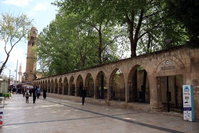 "CAMYE GELRKEN SECCADENZ VE KUR'AN-I KERM'LERNZ GETRN"    l Mfts Mehmet Tatan, ramazan ayyla ilgili tm hazrlklarn tamamlandn syledi.    Bu sene salgndan dolay hareket alanlarnn biraz snrl olduunu ama buna ramen ramazan gzel geirmenin gayreti iinde olacaklarn ifade eden Tatan, yle konutu:    "anlurfa'daki 2 bin 100 camimizde tm tedbirler alnmtr. Vatandalar gnl rahatlyla ibadetlerini yapabilirler. nallah camilerimizde mukabelelerimiz de okunacak. Ramazan ncesi zelikle belediyelerle ve kurumlarla grmelerimiz oldu. Bu kapsamda belediyelerimiz tm camilerimizde genel bir temizlik yapt. Bu konuda elhamdlillah bir sknt yok. anlurfa Mftl olarak aldmz tedbirler kapsamnda vatandalarmzdan camiye namaz klmak iin geldiklerinde mutlaka kendi seccadelerini getirmelerini istiyoruz. Yine camilerde mukabele takip etmek isteyen vatandalarmz da evlerinden kendi Kur'an- Kerim'lerini getirsin"