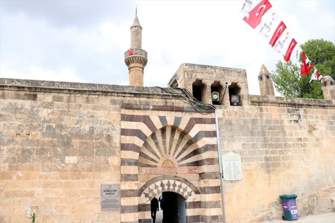 Hazreti Eyyp'n ile ektii makam olarak kabul edilen "Sabr Mekan"nn yan sra sahabelerin cuma namazlarn kld Ulu Cami ile Hasan Paa ve Yusuf Paa gibi tarihi camiler de kentte en ok ilgi eken mekanlarn banda geliyor.