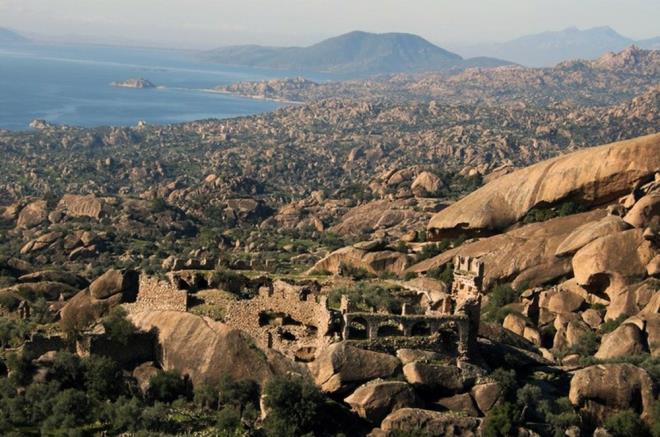 Toplantda, Stratonikeia ve Lagina antik kenti kaz bakan Pamukkale niversitesi retim yesi Prof. Dr. Bilal St Heraklia Latmos Antik Kenti ile ilgili sunum yapt. Sunumda l Kltr ve Turizm Mdr Dr. Zekeriya Bingl ile birlikte kalntlar yerinde incelediklerini, Latmos da eteklerinde ve limanda iki ayr yerleimden yaplar bulunduunu, 10 bin yllk tarihi kalntlar ve doal gzellikleri ile bu blgenin binlerce yl sonra tekrar dnyaya almasnn mmkn olduunu belirtti.