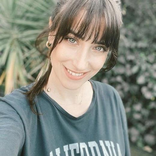 ''Ayakta geiriyorum, kendimi izole ettim. Ar bir grip gibi geiriyorum. Gemi olsun mesajlarnz iin teekkr ederim gayet iyiyim."