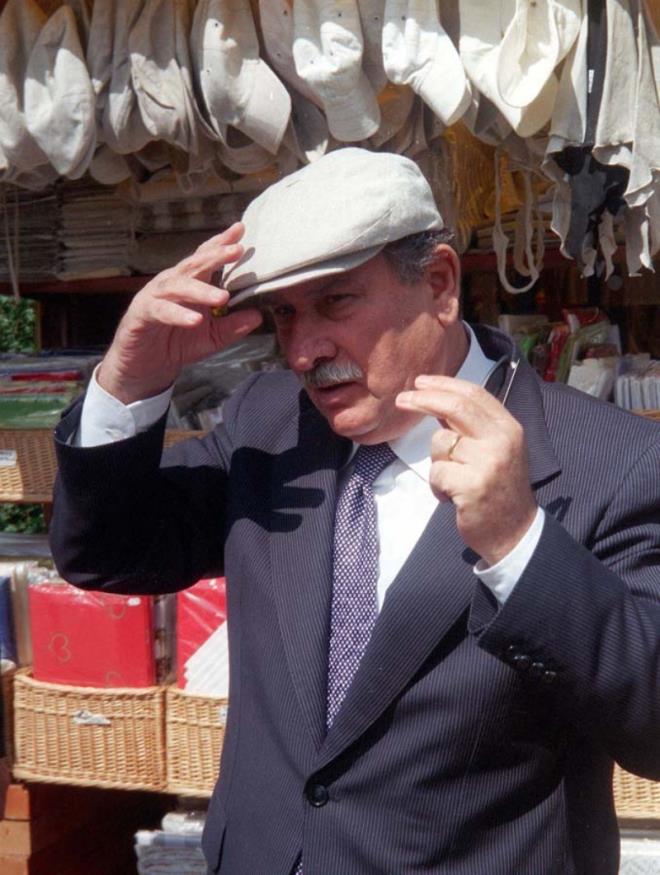 Anavatan Partisinin (ANAP) kurucular arasnda yer alan ve 1983'teki genel seimde ANAP Erzincan Milletvekili olarak TBMM'ye giren Akbulut, 26 Ekim 1984 - 6 Eyll 1987 arasnda Turgut zal tarafndan kurulan 45. Hkmette ileri Bakan olarak grev ald.